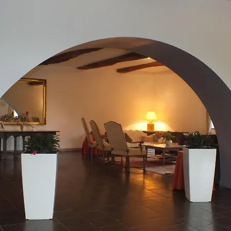לינה וארוחת בוקר Chateau Du Bourg 3*