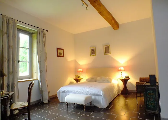 לינה וארוחת בוקר Chateau Du Bourg 3*