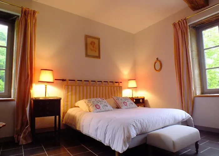 לינה וארוחת בוקר Chateau Du Bourg 3*
