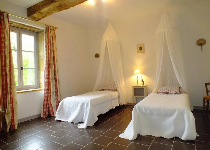 לינה וארוחת בוקר Chateau Du Bourg