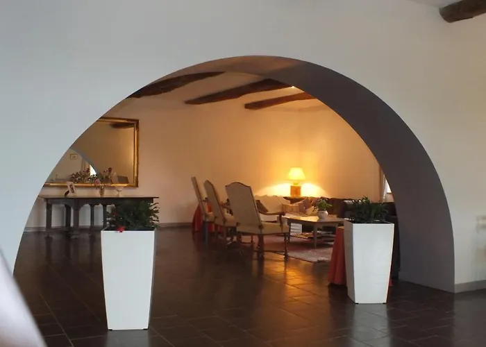 לינה וארוחת בוקר Chateau Du Bourg 3*