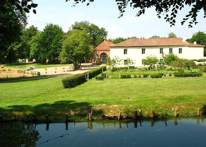 לינה וארוחת בוקר Chateau Du Bourg Perreux